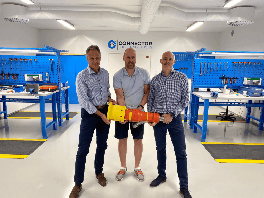 Kristian Karlsen (center) with CEO Ivar Kjærvik Hanson (left) and Chairman Pål Magne Hisdal, with the company’s connector for injection and gas lift.